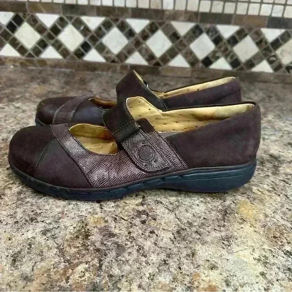 CLARKS ARTISAN Brown Leather Mary Janes Flats Shoes Size 7.5 Workwear Classics